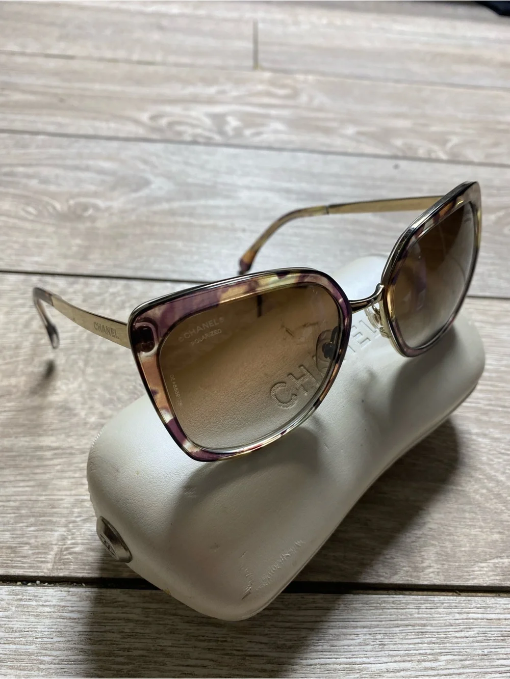 CHANEL elegant sunglasses